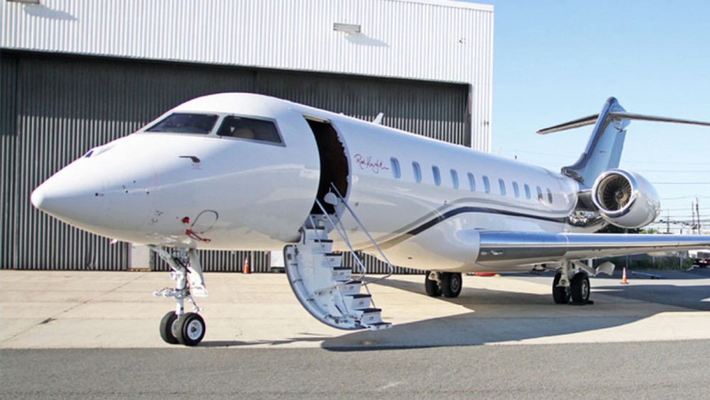 Peste 100 de avioane private deţinute de oligarhi ruşi sunt blocate în Dubai